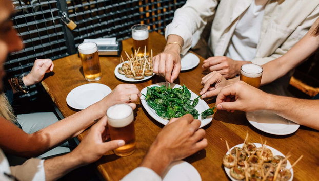 Tour de tapas por Madrid - Foto 4, Probando los pimientos de padrón