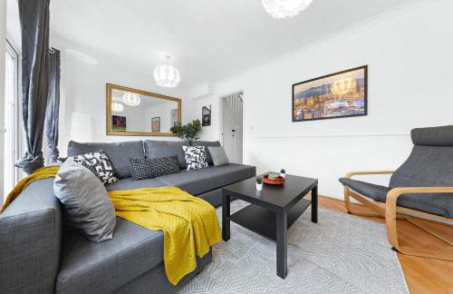 Cozylease 3 Bedroom Canary Wharf Family,Workcation, Fast WiFi, Workspace,1 stop to City - Photo 14