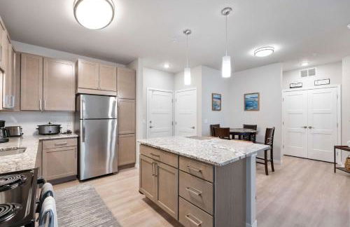 Pool & Fitness Room Near University Park - Covered Parking - Foto 32