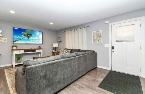 Sunlit Renovated Home, BBQ, Porch & Trails Nearby - Photo 10