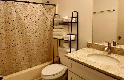 quiet 2 bedroom with fence and fire pit - Foto 10