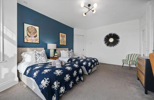 LONG TERM STAY SPECIAL OFFER AVAILABLE! 5-Bedroom Spacious, Stunning Design, Sociable Areas & Cosy House Near South Downs Park, Sleeps 11 with GAMES Room, PRIVATE PARKING and GARDEN - by Blue Puffin Stays - Foto 56