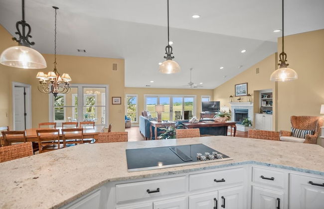 Stunning Marsh & Water Views in This Completely Renovated Three Bedroom Home - Foto 35