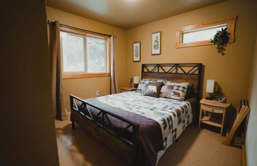 Cabin Minutes to Mt Rainier - EV, HotTub, 2 Queen and Twin - Photo 25