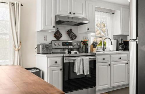 The School House Cottage, Historic 1BR Mystic River Stay Near Seaport - Foto 19