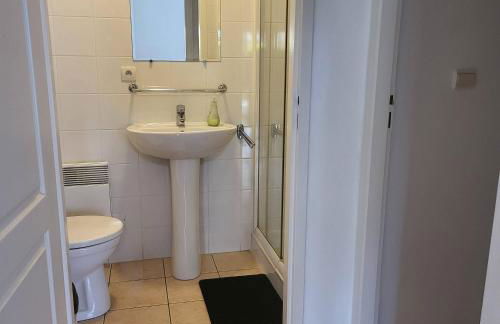 2025 Reno 2-Bed Escape w pool Min to GolfCources - Foto 28