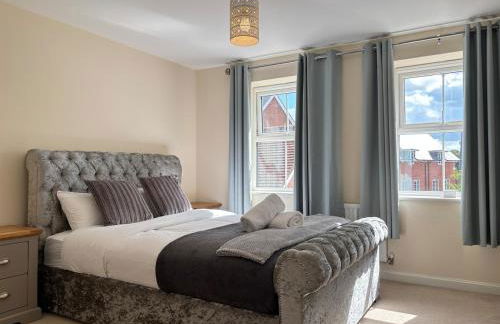 4BR Home - Gym - 3BA - Free Parking - En-suite - Near LGW Airport - Foto 1