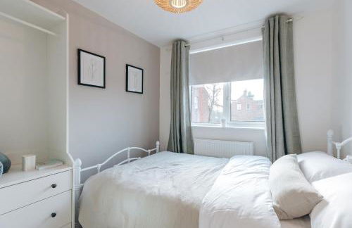 Quaint Georgian house with Parking & Huge Garden 10 mins walk from town - Photo 21