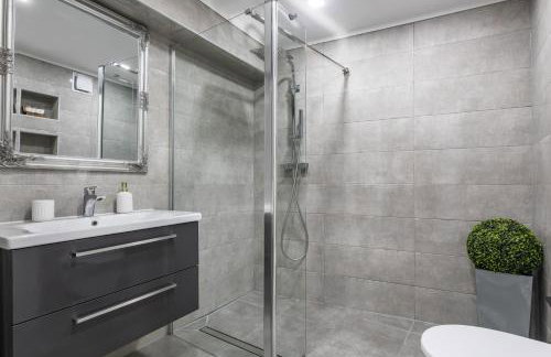 Heritage apartman Geza in centar with private parking - Photo 17