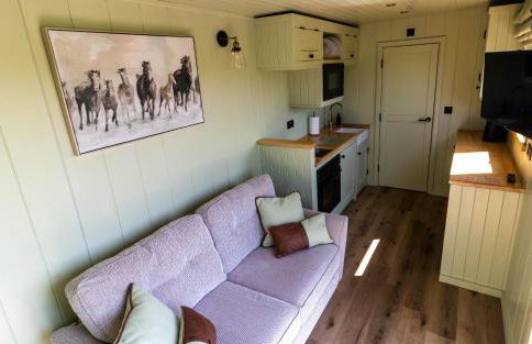 The Shire Luxury Converted Horse Lorry with private hot tub Cyfie Farm - Foto 4