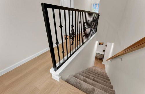 Urban Retreat Fun Relax Self Check-In Hot Tub Foosball Fire Pit Cornhole - Photo 49