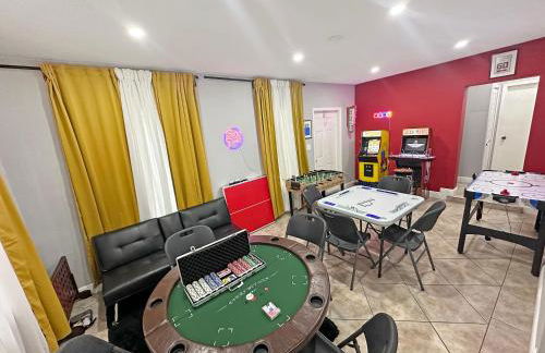 Escape GameRoom, BAR, BBQ, Spacious,KING Bed, All Luxury mattresses, Near Beach, 6 blocks away from Bars, Nite Clubs, Res, Shops - Photo 1
