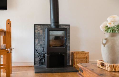 Charming Stone Cottage - Cotswolds Farm Stay - The Bullpen - Photo 15