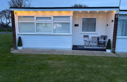 169 - Two bed Chalet on Sunbeach Holiday Park - Sleeps 5, pet friendly, FREE pool and entertainment passes included - plus WiFi, bed linen and towels included 300m from the beach! - Foto 28