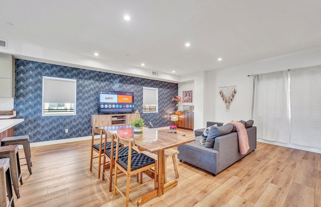 Luxurious Townhome - Photo 19