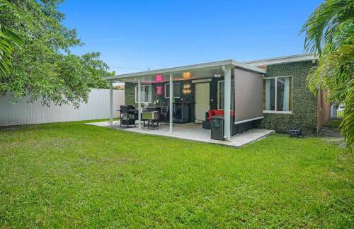 Escape GameRoom, BAR, BBQ, Spacious,KING Bed, All Luxury mattresses, Near Beach, 6 blocks away from Bars, Nite Clubs, Res, Shops - Photo 34