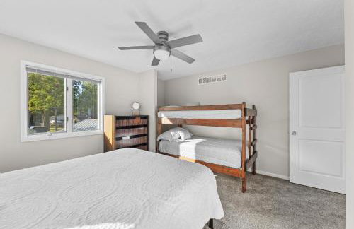 Lakefront - Spacious Family Getaway with Dock! - Foto 34