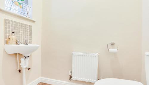 Charming 3-Bed Home with Garden & Parking - Foto 3