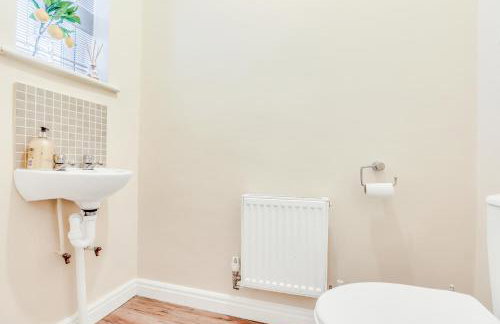 Charming 3-Bed Home with Garden & Parking - Foto 3