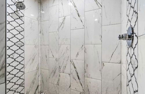 Upscale Riverfront Home with Beach and Fire Pit! - Foto 16