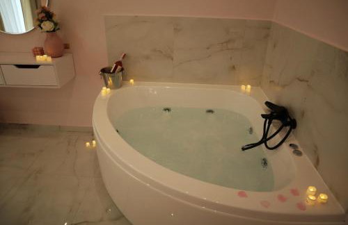 Almond Jacuzzi Suites - Private Jacuzzi - Self Check-In - Free & Easy Street Parking - Foto 20