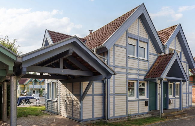 Cozy Holiday Home with Wood Burning Stove near Water - Foto 1