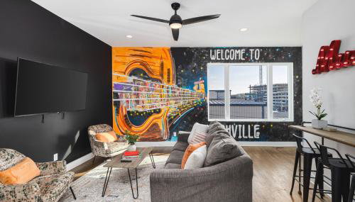 Home with Rooftop Deck & Garage, 2 miles to Downtown Broadway - Foto 2