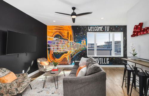 Home with Rooftop Deck & Garage, 2 miles to Downtown Broadway - Foto 2