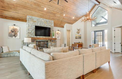 Game Room and Hot Tub! Lakefront Monkey Island Haven - Foto 6