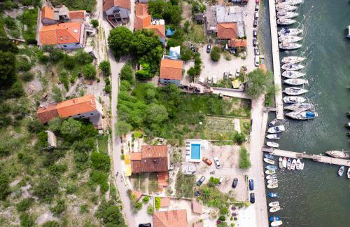 Mila and Jurija Formenti 2 apartments in heart of nautic marina, with heated swimming pool May till October, bikes, Sup, kajak, free parking in our garden - Photo 9