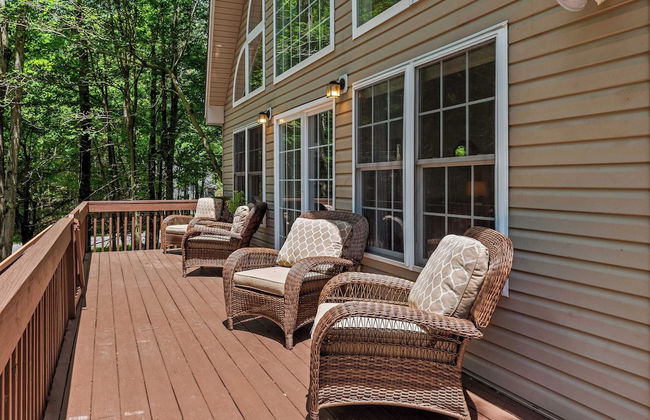 Lake + Pool Access, Game Room, Firepit, Deck Tawny and Peaceful by Avantstay - Foto 41