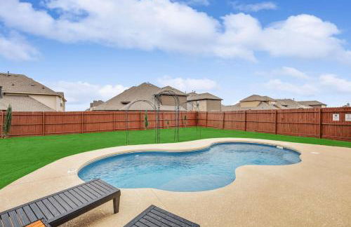 5-Bed 2-Bath with Pool & Backyard Retreat - Foto 36