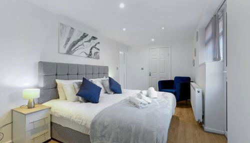 Family-Friendly 4-Bed near Parks & Transport Links - Foto 4