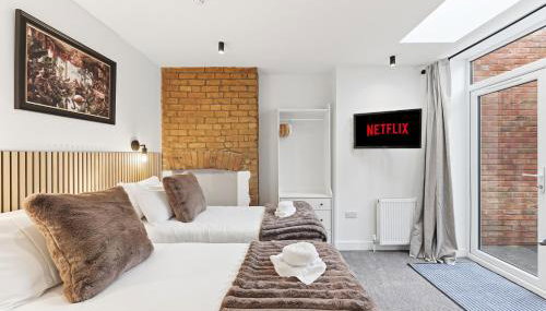Stylish Home - Pool table, Virgin TV, Fast Wifi, Garden and Self-Check-In by Yoko Property - Foto 2