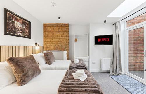 Stylish Home - Pool table, Virgin TV, Fast Wifi, Garden and Self-Check-In by Yoko Property - Photo 2