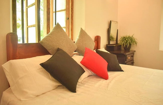 Charming & Historical 3-bed Bungalow in Hikkaduwa - Photo 2