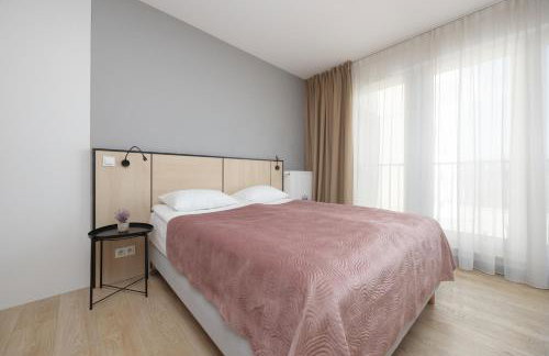 Bright Apartments with Air Conditioning, close to the Metro Station and PGE National by Noclegi Renters - Foto 32