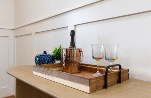 Bancroft Bungalow - Hot Tub, Fire Pit - Near Uptown - Foto 12