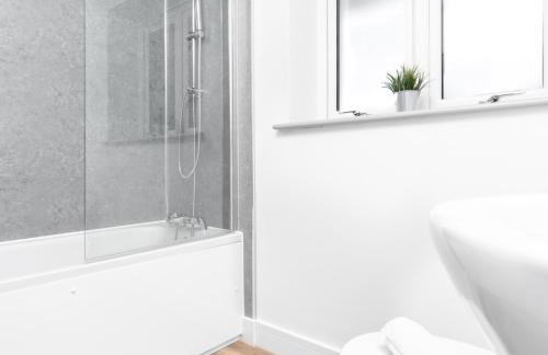 Modern Two Bed Apartment - Netflix - Balcony - Parking - 5MC - Foto 13