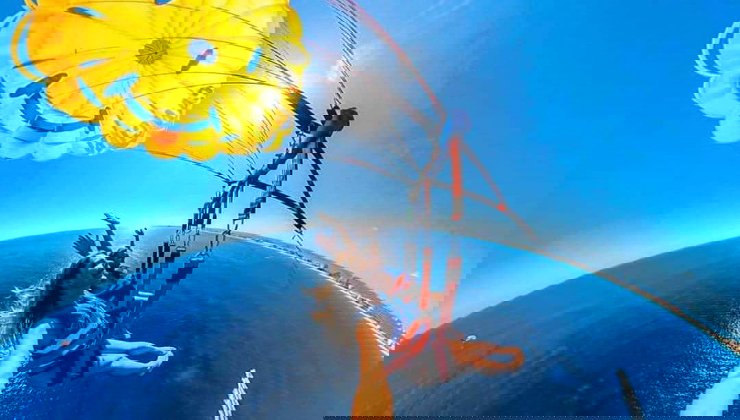 Volez au-dessus des eaux de la mer Rouge