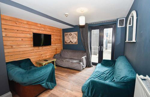 Spacious 7 Bedroom Budget Apartment in Headingley - Photo 1