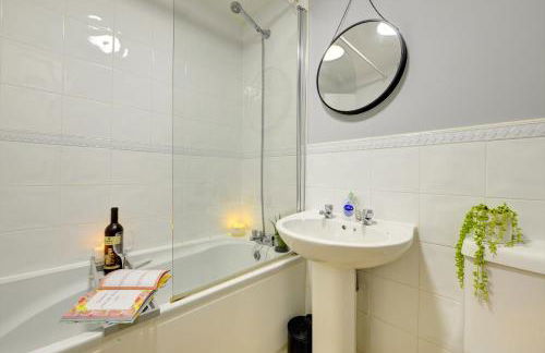 Modern 2 Bed House Sleeps 6 Southam Town Centre - Inspire Homes Ltd - Foto 9