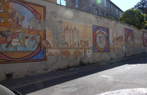 Chez Jérôme, au pied de la cité médiévale - Foto 12