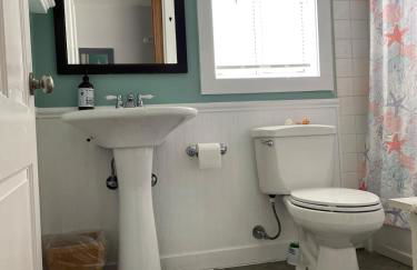 Sunlit Surf House 4BR Downtown Walk to beach - Foto 33