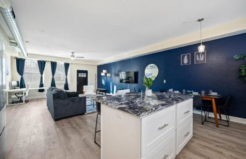 Upscale King Bed Suite with Full Workspace and Free Parking - Foto 11