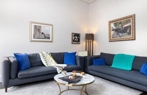 JOIVY Iconic Cockburn Street 4 Bedroom Apartment: Heart of Old Town - Foto 8