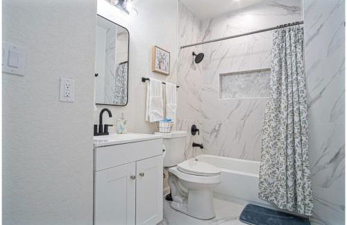 Unwind in Style 4BR2BA Quick Access to Downtown - Foto 2