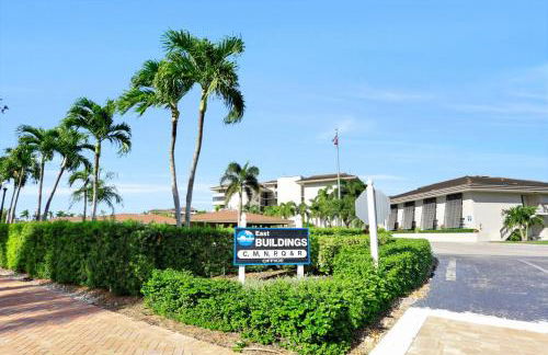 Walkout condo with beach access, pool and pickleball - Foto 38