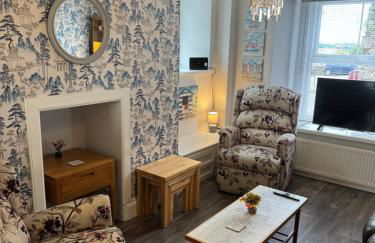 Spacious, sleeps 7, 2 baths, Central Saltash - Photo 4