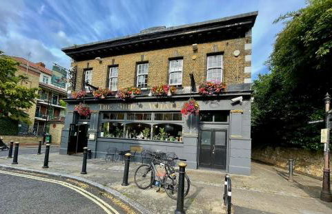 Riverside 1BR with Easy Transport 20min to City Centre - Photo 32